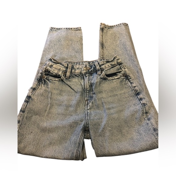 American Eagle Woman’s Size O Regular, Mom Jeans Light Wash Rips in Knees - Picture 2 of 5